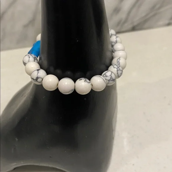 White and Blue Polar Bear Howlite Beaded Bracelet - Picture 5 of 6